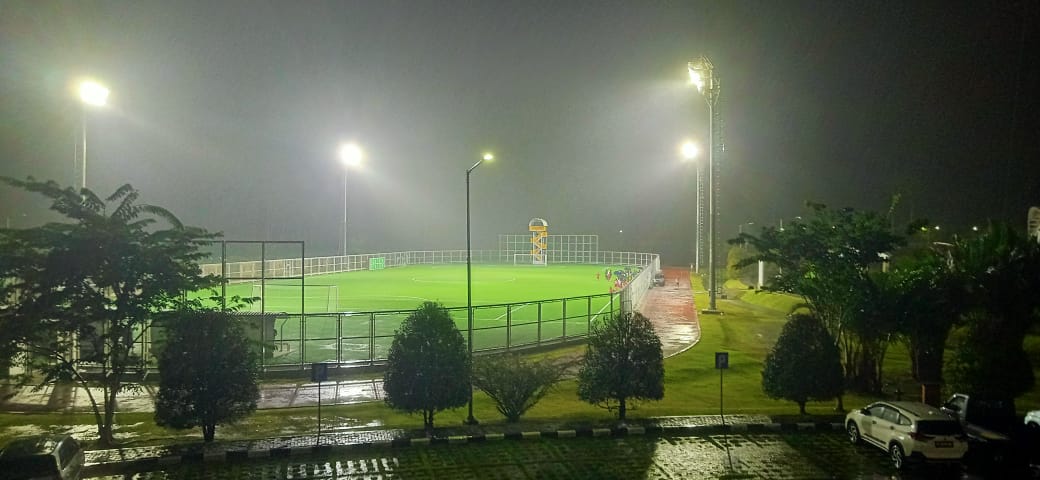 Proyek Revitalisasi Lapangan Sepak Bola PT Freeport Indonesia - Portfolio elektrikal dan pencahayaan profesional Jawara Integra