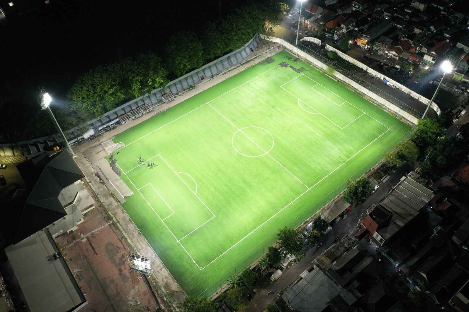 Proyek Supply and Aiming Lampu Sorot Lapangan Karanggayam Training Center (Fifa Standard) - Portfolio elektrikal dan pencahayaan profesional Jawara Integra